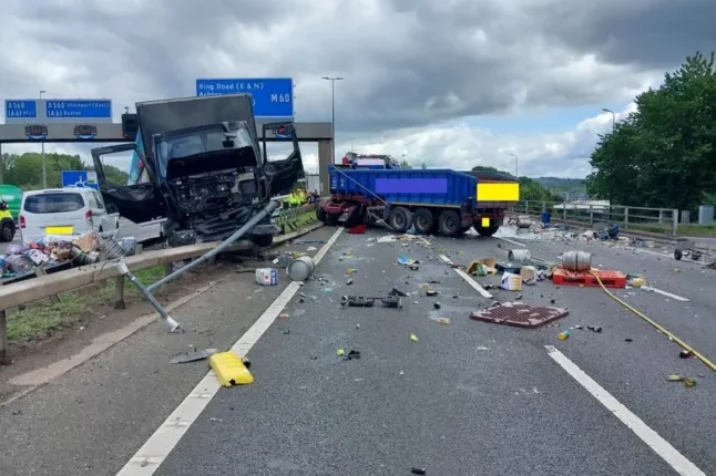 Teljes útzár a brit M60-as autópályán egy hatalmas tömegbaleset után – több mint 24 órája tart a lezárás