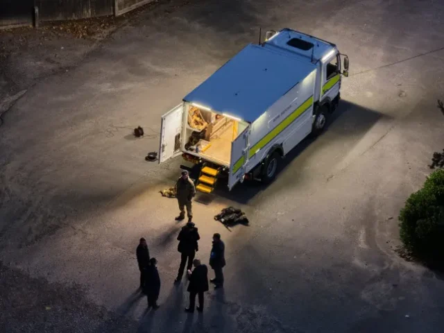 A rendőrök lőttek le egy férfit Angliában – terrorelhárító egységet és a tűzszerészeket is kihívták a helyszínre