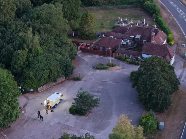A rendőrök lőttek le egy férfit Angliában - terrorelhárító egységet és a tűzszerészeket is kihívták a helyszínre A rendőrök lőttek le egy férfit Angliában - terrorelhárító egységet és a tűzszerészeket is kihívták a helyszínre