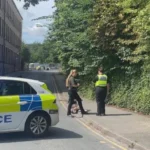 Kizuhant egy harmadik emeleti ablakból egy kétéves kislány Angliában, Keighley-ben