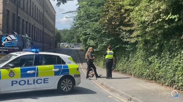 Kizuhant egy harmadik emeleti ablakból egy kétéves kislány Angliában, Keighley-ben