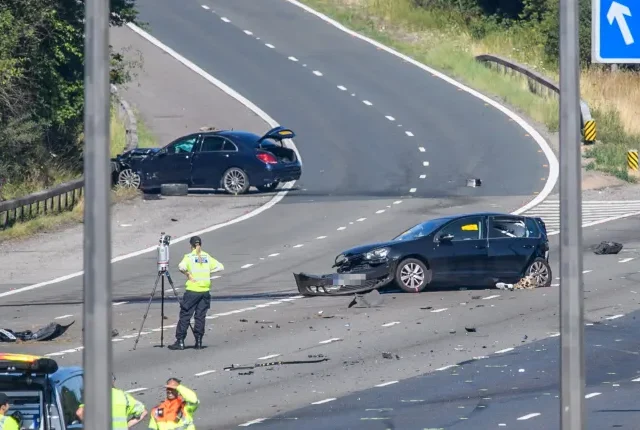 Halálos ütközés az M40-es autópályán Angliában: négyen elmenekültek a helyszínről, rendőrségi hajtóvadászat indult