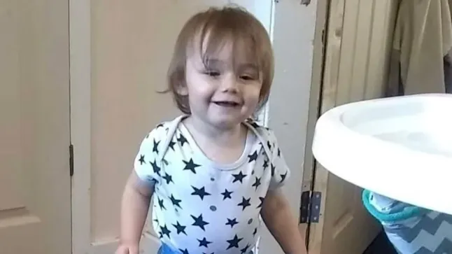 Elítélték a nagyszülőket, akik halálra kínozták kétéves unokájukat Nagy-Britanniában