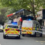 Emeletes busz csapódott fának London belvárosában – hat ember rekedt a roncsok között
