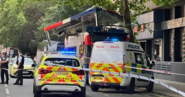 Emeletes busz csapódott fának London belvárosában – hat ember rekedt a roncsok között