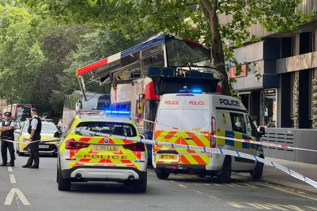 Emeletes busz csapódott fának London belvárosában – hat ember rekedt a roncsok között