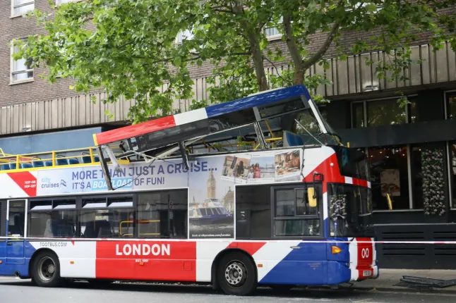 Emeletes busz csapódott fának London belvárosában – hat ember rekedt a roncsok között
