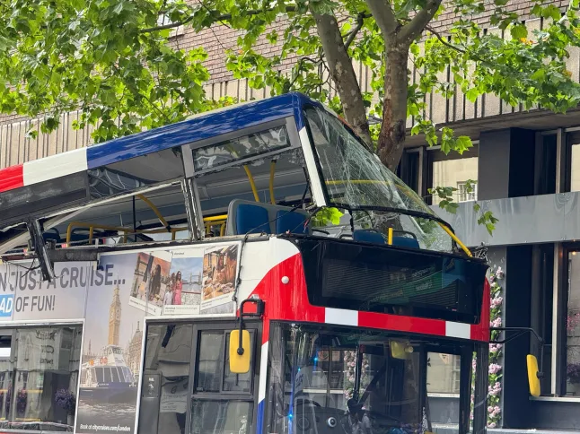 Emeletes busz csapódott fának London belvárosában – hat ember rekedt a roncsok között