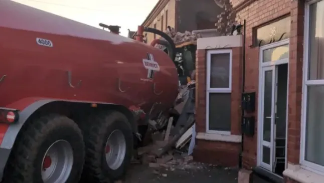 31 tonnás traktor tarolt le több házat Angliában – egy drogos sofőr okozta az ütközést