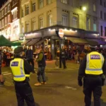 Új rendőri egység lép fel a nőket zaklató „ragadozók” ellen a londoni bárokban