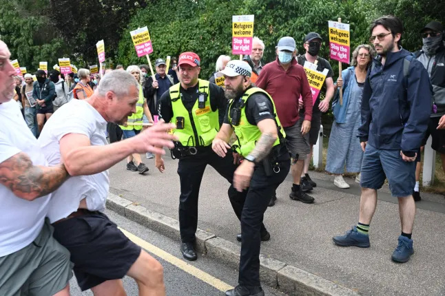 Zavargások voltak egy migránsszállónál Angliában - a tüntetők összecsaptak a rohamrendőrökkel