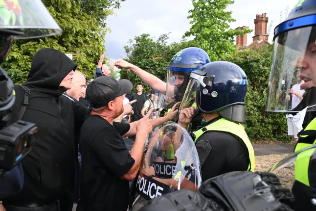Zavargások voltak egy migránsszállónál Angliában - a tüntetők összecsaptak a rohamrendőrökkel