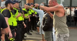 Zavargások voltak egy migránsszállónál Angliában - a tüntetők összecsaptak a rohamrendőrökkel