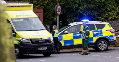 Tragikus buszbaleset Angliában: egy gyermek meghalt, amikor az iskolai kirándulásról visszafelé jövet a busz lesodródott az útról