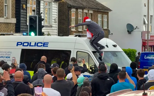 Zavargások voltak egy migránsszállónál Angliában - a tüntetők összecsaptak a rohamrendőrökkel