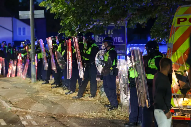 Zavargások voltak egy migránsszállónál Angliában - a tüntetők összecsaptak a rohamrendőrökkel