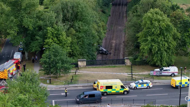 Vasúti sínekre zuhant autójával és meghalt egy férfi Anglában, Harrogate városában Vasúti sínekre zuhant autójával és meghalt egy férfi Anglában, Harrogate városában