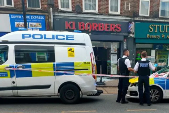 Késes támadás egy fodrászatban Londonban: két személyt vittek kórházba