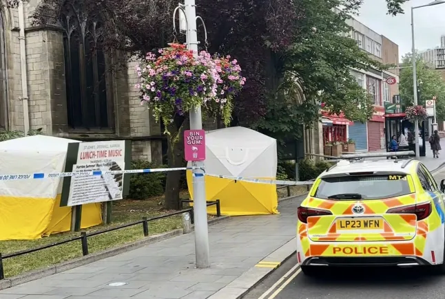 Egy 60-as éveiben járó férfit erőszakoltak meg a nyílt utcán egy templom előtt Londonban 