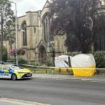 Egy 60-as éveiben járó férfit erőszakoltak meg a nyílt utcán egy templom előtt Londonban 