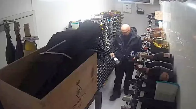 76 üveg bort lopott el egy férfi egyetlen mozdulattal London belvárosában egy étteremből, 24 ezer fontos kárt okozva