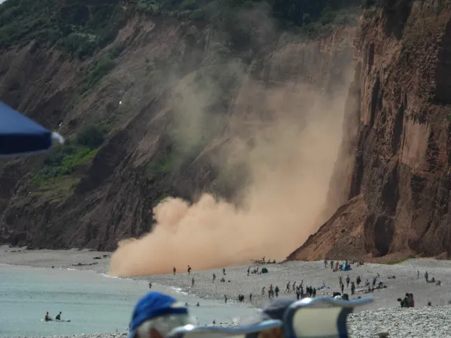 Hatalmas sziklaomlás Devonban a tengerparton - hajszálon múlt néhány napozó ember élete Hatalmas sziklaomlás Devonban a tengerparton - hajszálon múlt néhány napozó ember élete