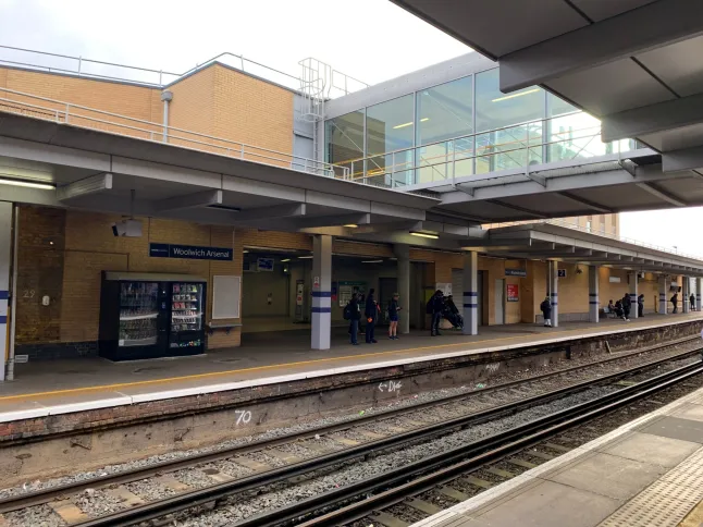 Megerőszakoltak egy 17 éves lányt egy londoni vonat mosdójában Megerőszakoltak egy 17 éves lányt egy londoni vonat mosdójában