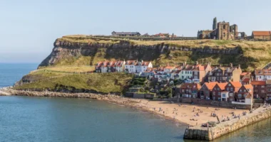 Egymás után halnak meg az emberek Whitby Abbey szikláinál - a kézen fogva leugró pár után újabb 2 halott