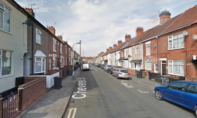 Két afgán menekült ellen vádat emeltek egy 12 éves kislány megerőszakolása miatt Angliában, Nuneatonban