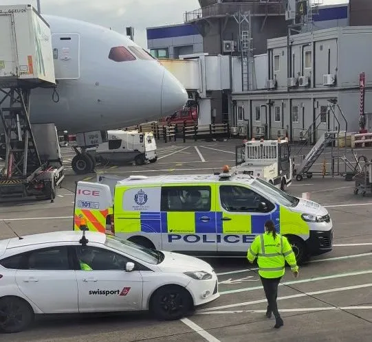 Újabb balhé a Ryanair egyik brit járatán: egy 21 éves srác nekiállt dohányozni a repülőn a WC-ben