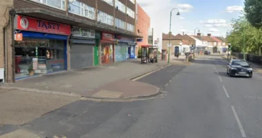 Gyermek zuhant ki egy kelet-londoni épület egyik felső emeletéről – életveszélyes állapotban szállították kórházba