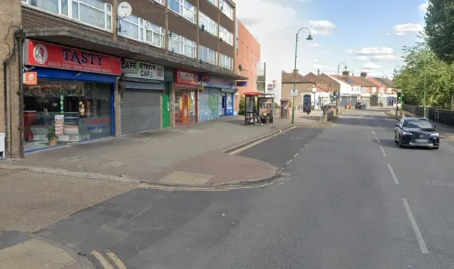 Gyermek zuhant ki egy kelet-londoni épület egyik felső emeletéről – életveszélyes állapotban szállították kórházba