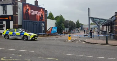 3 embert késeltek meg egy Aldi parkolójában Angliában - egy TV sztár ment oda megmenteni őket