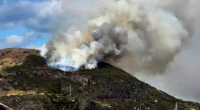 Hatalmas tűz ütött ki Edinburghban az ikonikus Arthur’s Seat-nél – a domb lángokban, valószínűleg emberi tevékenység okozta