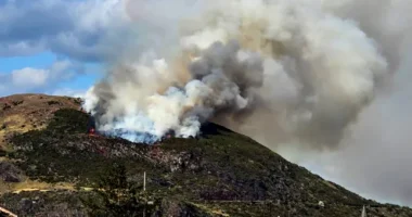 Hatalmas tűz ütött ki Edinburghban az ikonikus Arthur’s Seat-nél – a domb lángokban, valószínűleg emberi tevékenység okozta