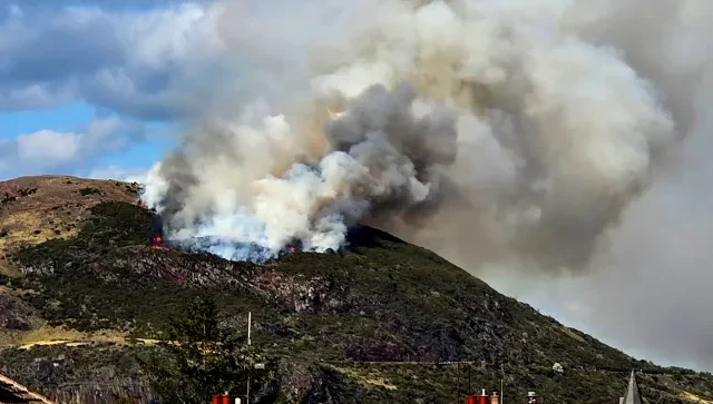 Hatalmas tűz ütött ki Edinburghban az ikonikus Arthur’s Seat-nél – a domb lángokban, valószínűleg emberi tevékenység okozta