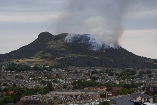 Hatalmas tűz ütött ki Edinburghban az ikonikus Arthur’s Seat-nél – a domb lángokban, valószínűleg emberi tevékenység okozta Hatalmas tűz ütött ki Edinburghban az ikonikus Arthur’s Seat-nél – a domb lángokban, valószínűleg emberi tevékenység okozta