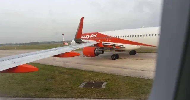 Egymásnak ment két easyjet repülőjárat a kifutópályán Angliában