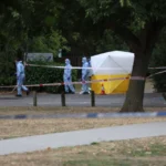 Fiatal, huszonéves lányt gyilkoltak meg a nyílt utcán Kelet-Londonban – a rendőrség hajtóvadászatot indított