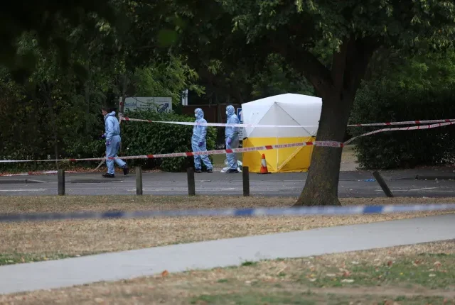 Fiatal, huszonéves lányt gyilkoltak meg a nyílt utcán Kelet-Londonban – a rendőrség hajtóvadászatot indított
