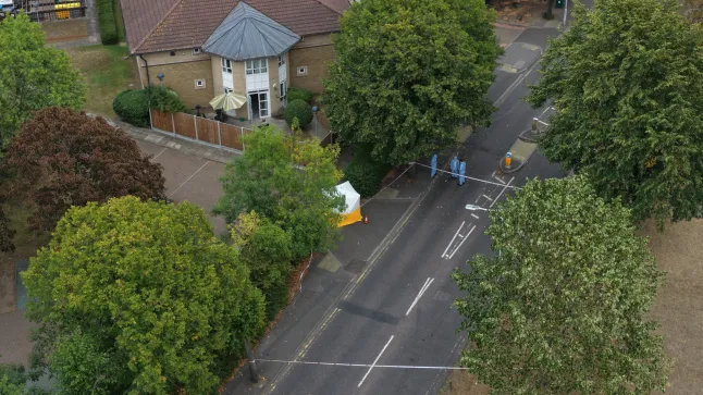 Fiatal, huszonéves lányt gyilkoltak meg a nyílt utcán Kelet-Londonban - a rendőrség hajtóvadászatot indított Fiatal, huszonéves lányt gyilkoltak meg a nyílt utcán Kelet-Londonban - a rendőrség hajtóvadászatot indított