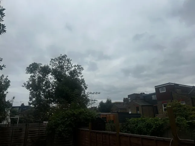 Olyan óriási bozóttüzek vannak Európa több országában, hogy Nagy-Britannia egét is beborítja a füst