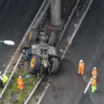 2 súlyos baleset 2 autópályán Angliában – egy személy meghalt, egy traktor pedig az autók közé zuhant egy felüljáróról