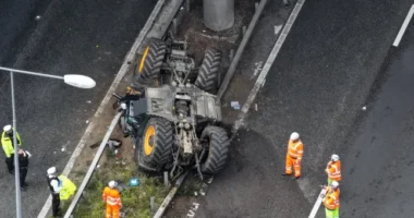 2 súlyos baleset 2 autópályán Angliában - egy személy meghalt, egy traktor pedig az autók közé zuhant egy felüljáróról