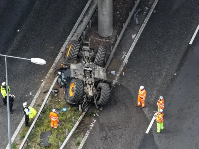 2 súlyos baleset 2 autópályán Angliában – egy személy meghalt, egy traktor pedig az autók közé zuhant egy felüljáróról