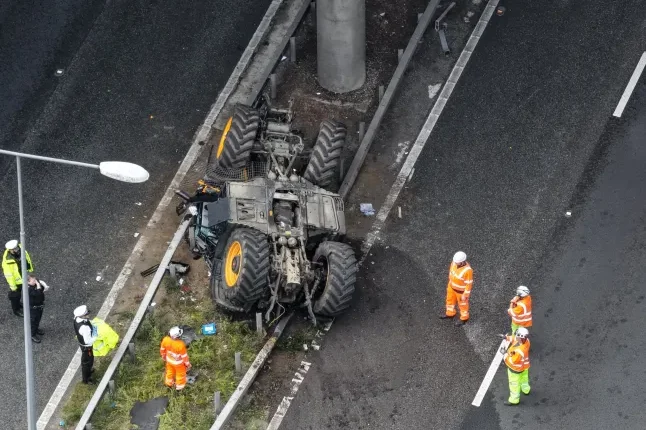 2 súlyos baleset 2 autópályán Angliában - egy személy meghalt, egy traktor pedig az autók közé zuhant egy felüljáróról
