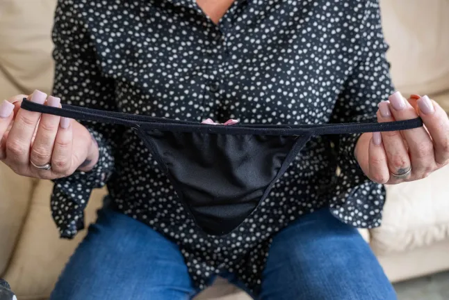 Saját testkamerájuk buktatta le az angliai rendőröket, akik egy házkutatás során talált szexuális segédeszközökkel hülyéskedtek