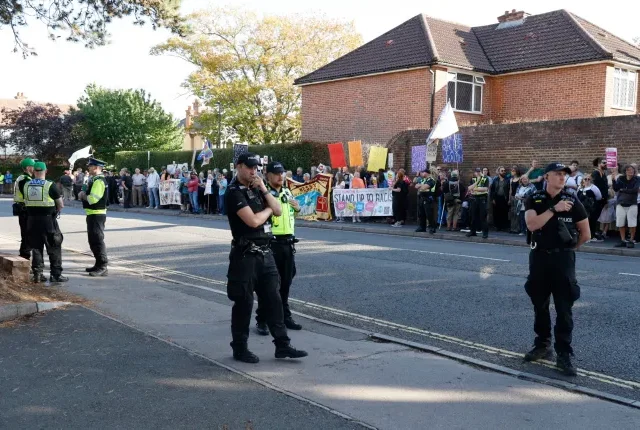 Durvul a helyzet, megpróbálták felgyújtani az egyik migránshotelt Angliában