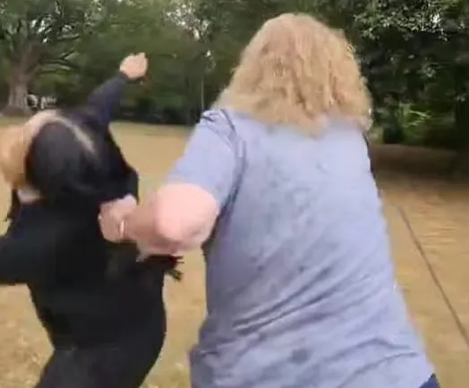 Sokkoló eset Angliában: NHS dolgozót ért brutális rasszista támadás egy parkban, miközben a családjával sétált Sokkoló eset Angliában: NHS dolgozót ért brutális rasszista támadás egy parkban, miközben a családjával sétált