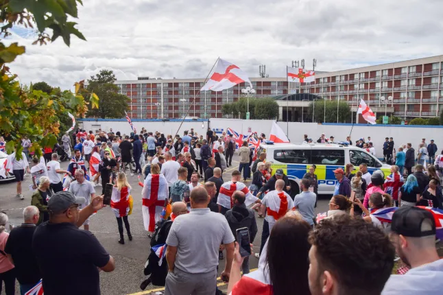 Erőszakos tüntetések szerte Angliában: migránshotelbe próbáltak betörni, rendőrökkel csaptak össze, több embert letartóztattak